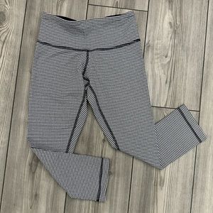 Lululemon Wunder Under Crop black and white size 2 LIKE NEW